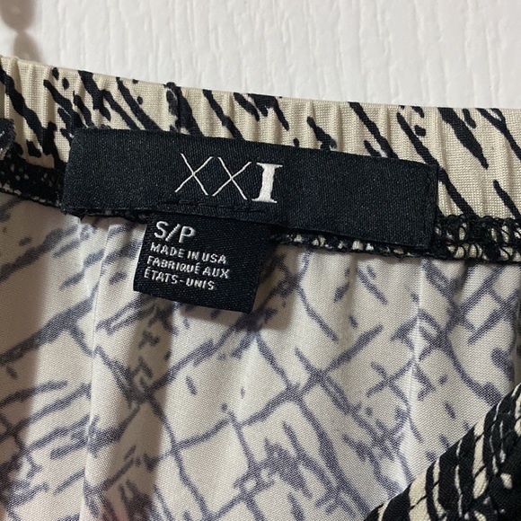 Forever 21 black and white dress - Picture 2 of 3